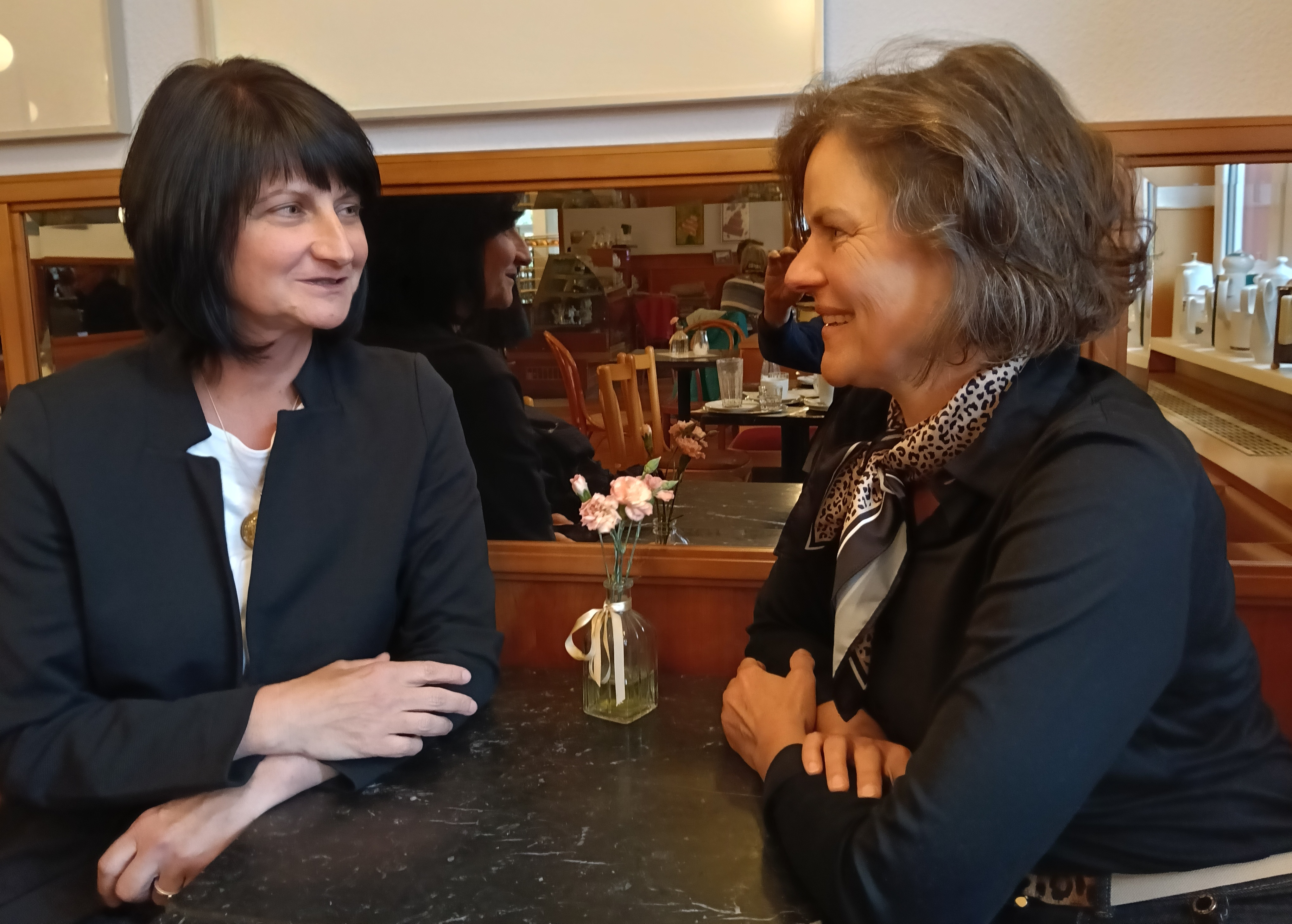 Anke Lettau (Koordinatorin der Weiterbildungsagentur Thüringen) im Gespräch mit Susan F.