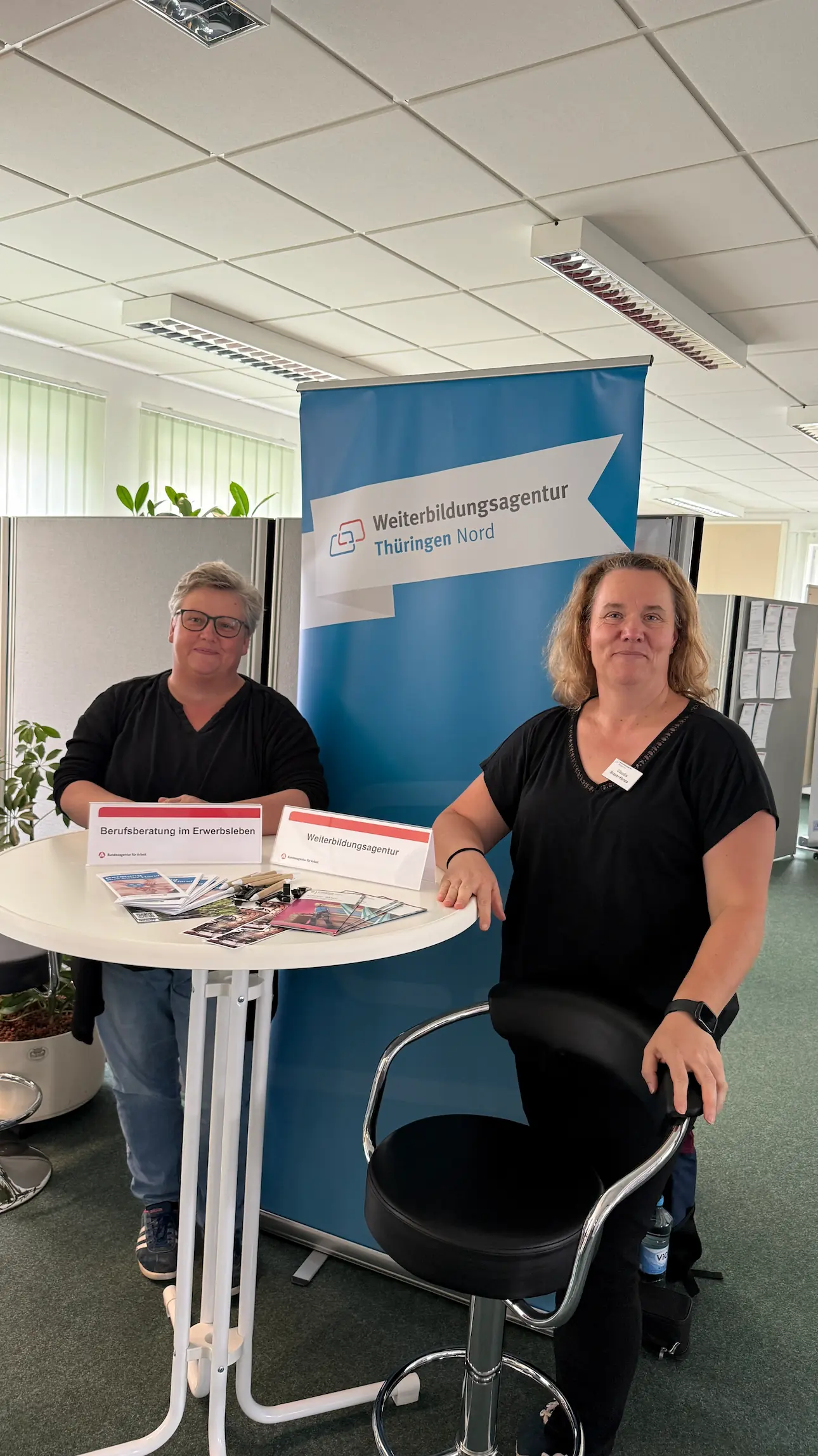 Zwei Beraterinnen am Informationsstand der Berufsberatung im Erwerbsleben und der Weiterbildungsagentur Thüringen Nord.