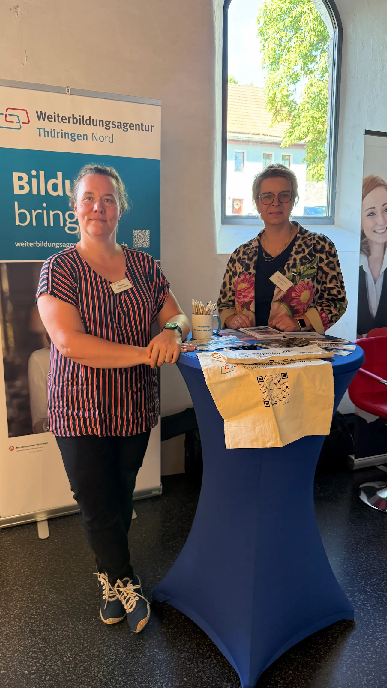 Zwei Beraterinnen der Weiterbildungsagentur Thüringen Nord präsentieren Informationsmaterialien auf der IHK-Regionalmesse.