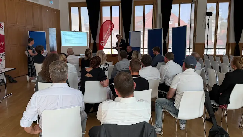 Teilnehmende verfolgen einen Vortrag im Workshop 2 der Fachtagung des Regionalbeirats Nordthüringen.